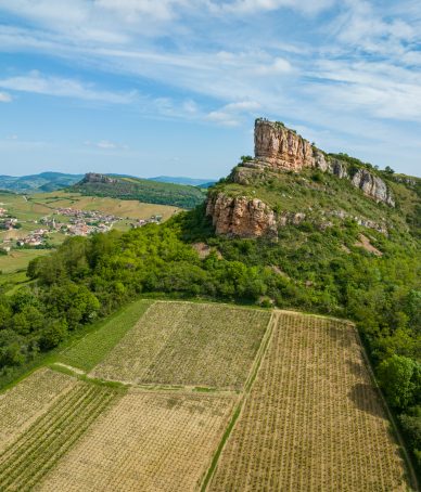 Photo aérienne du Grand Site de France Solutré-Pouilly Vergisson, incontournable de la Route des Vins